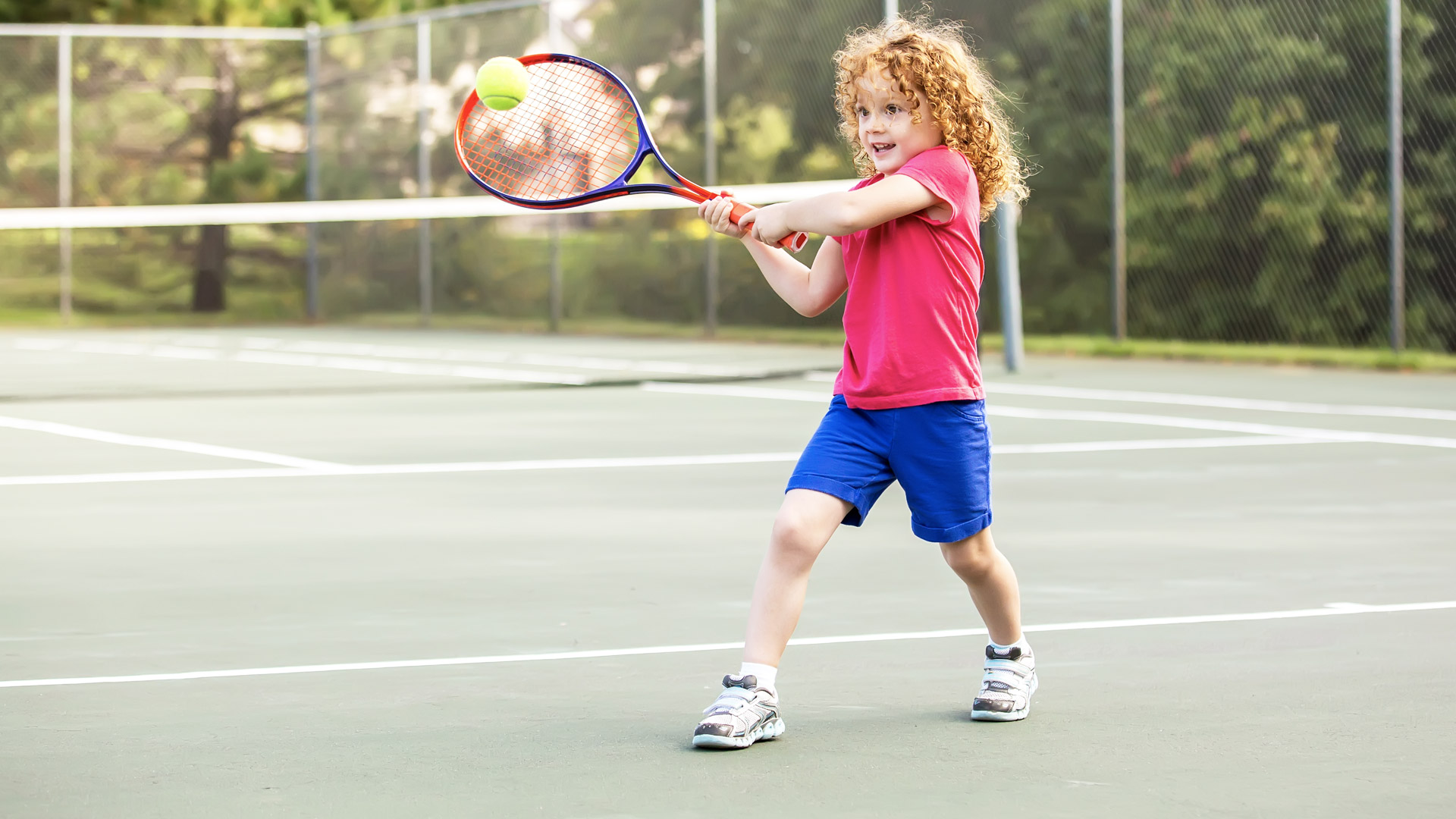 Make sports. Теннис дети. Девочка играет в теннис. Дети играют в теннис. Ребенок с ракеткой.